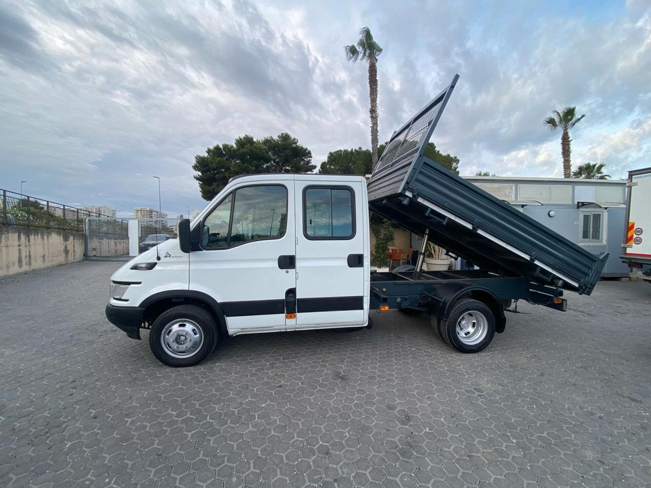 Iveco Daily 35 2.3 Ribaltabile Trilaterale Doppia Cabina 7 posti