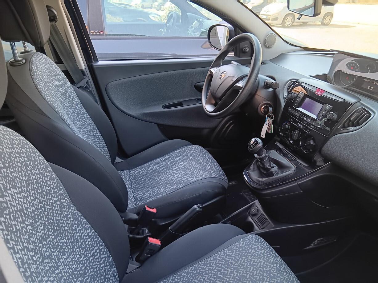 Lancia Ypsilon Hybrid Silver 1.0 (70 cv)