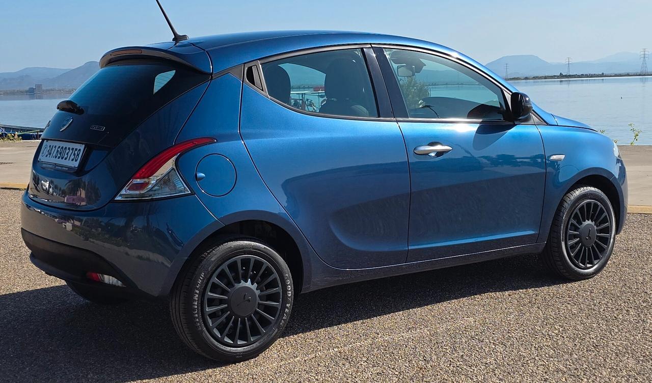 Lancia Ypsilon 1.0 FireFly 5 porte S&S Hybrid Ecochic Silver