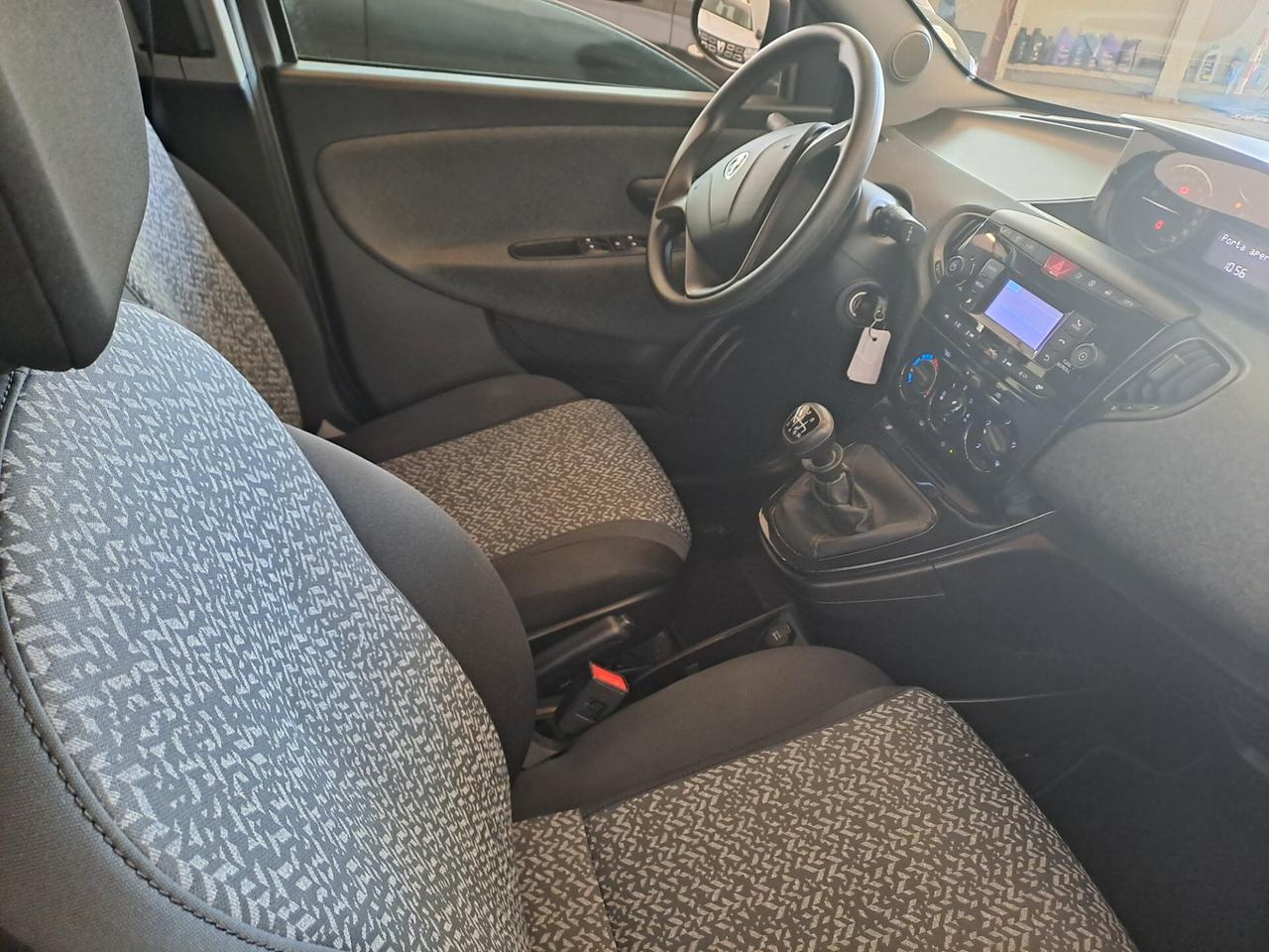 Lancia Ypsilon 1.0 FireFly 5 porte S&S Hybrid Ecochic Silver
