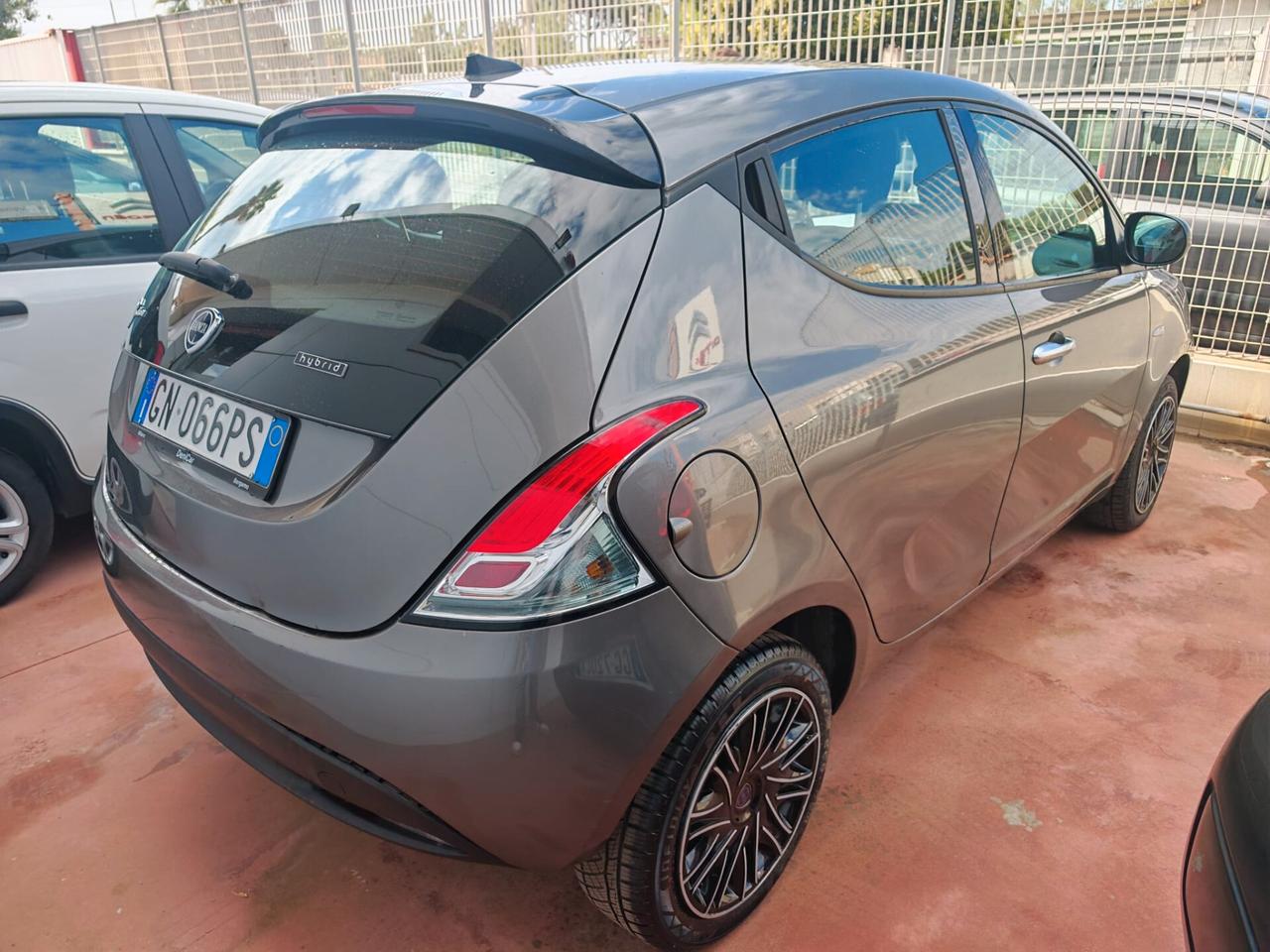 Lancia Ypsilon 1.0 FireFly 5 porte S&S Hybrid Silver