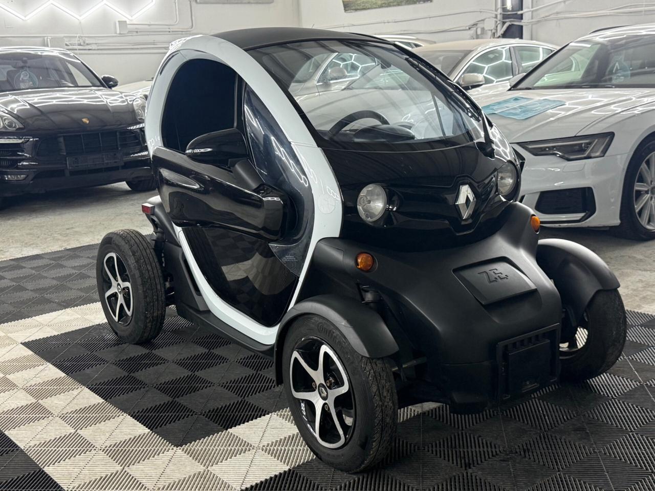 Renault Twizy 45 patente Si guida con AM