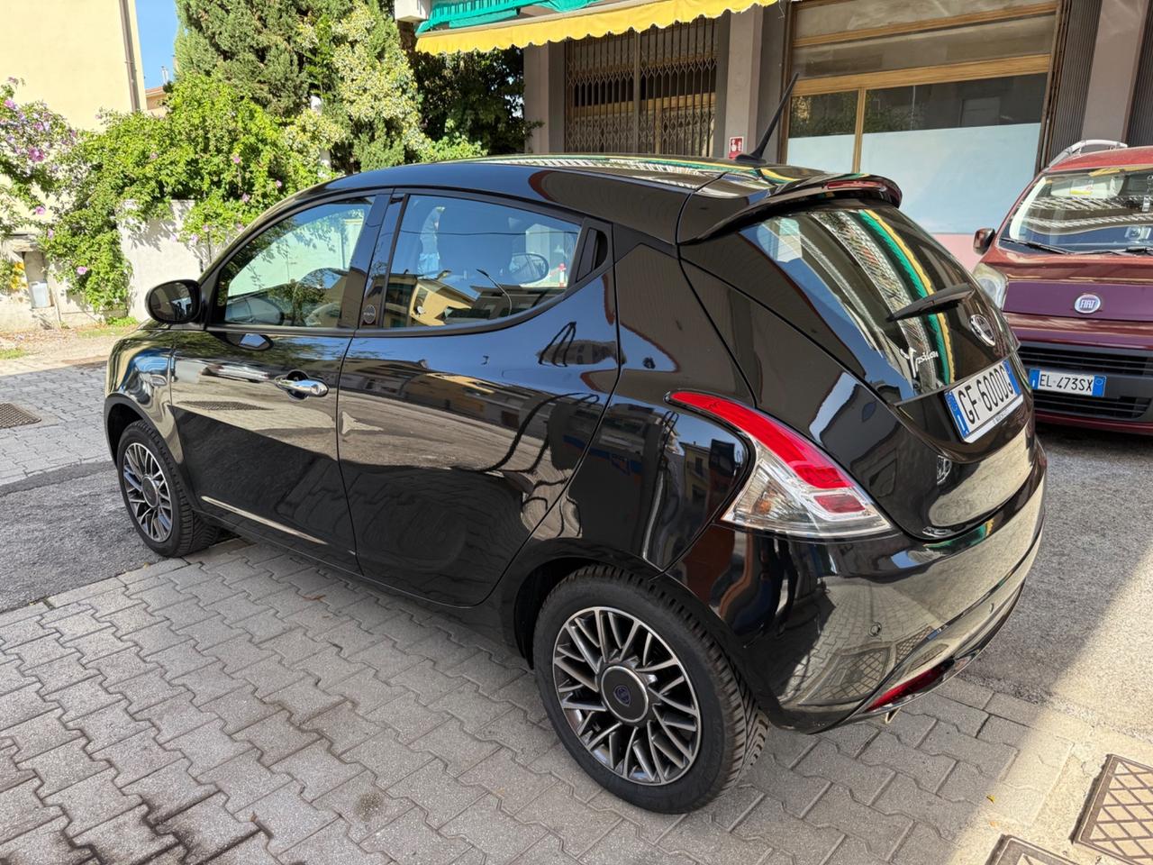 Lancia Ypsilon 1.0 FireFly S&S Hybrid Ecochic Gold