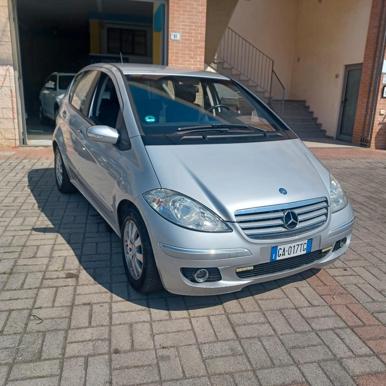 AUTOMATICA NEOPATENTATI CLASSE A 2.0TDI CON GANCIO DI TRAINO