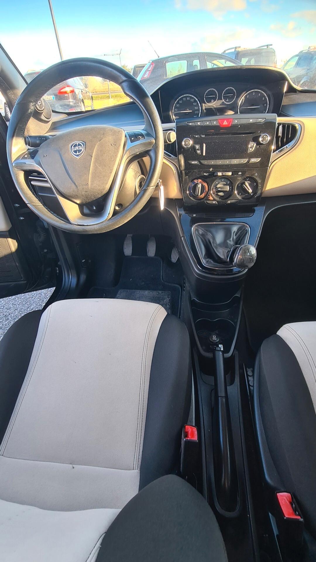 Lancia Ypsilon 1.2 69 CV Unyca