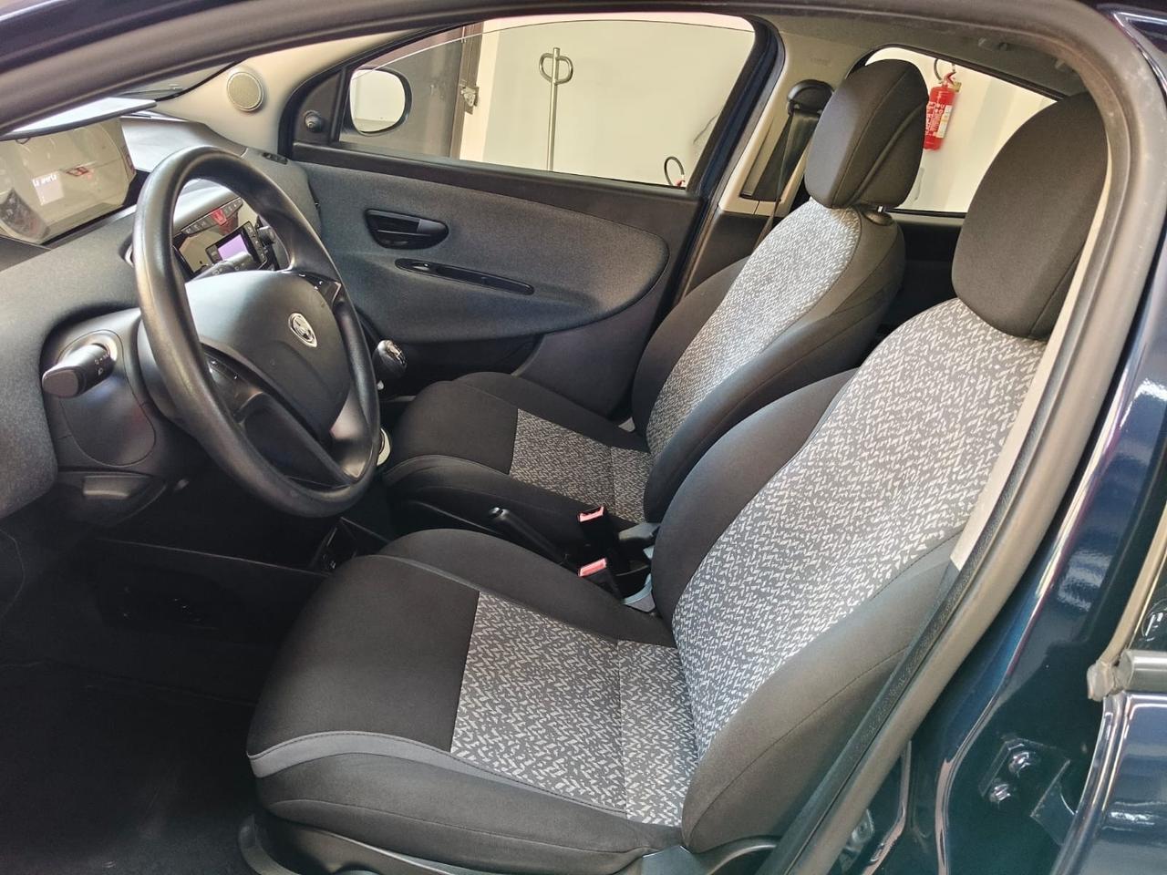 Lancia Ypsilon 1.0 FireFly 5 porte S&S Hybrid Ecochic Silver