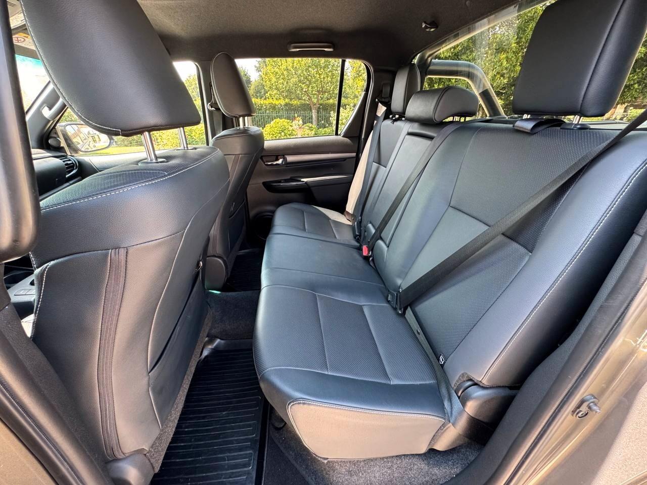 Toyota Hilux 2.4 D-4D A/T 4WD 4 porte Double Cab Invincible
