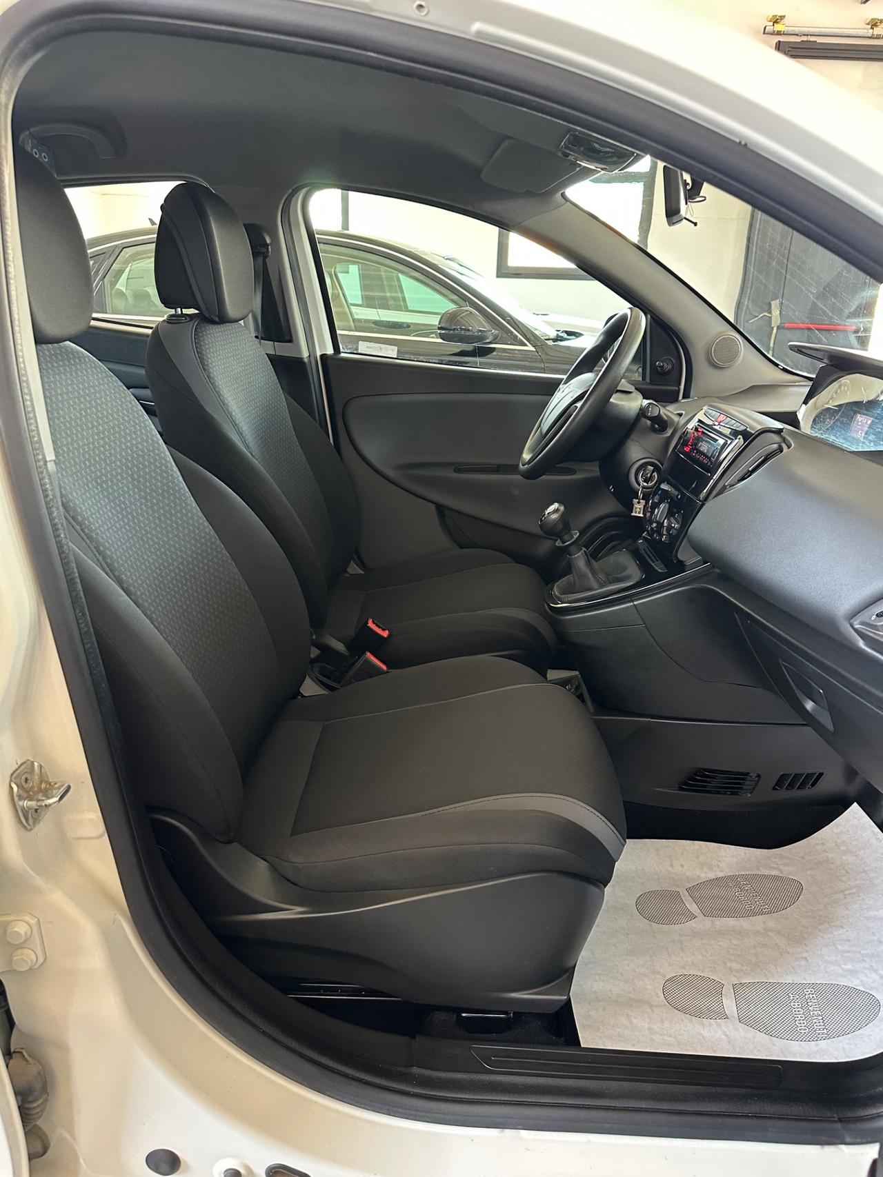 Lancia Ypsilon 1.2 69 CV 5 porte Silver