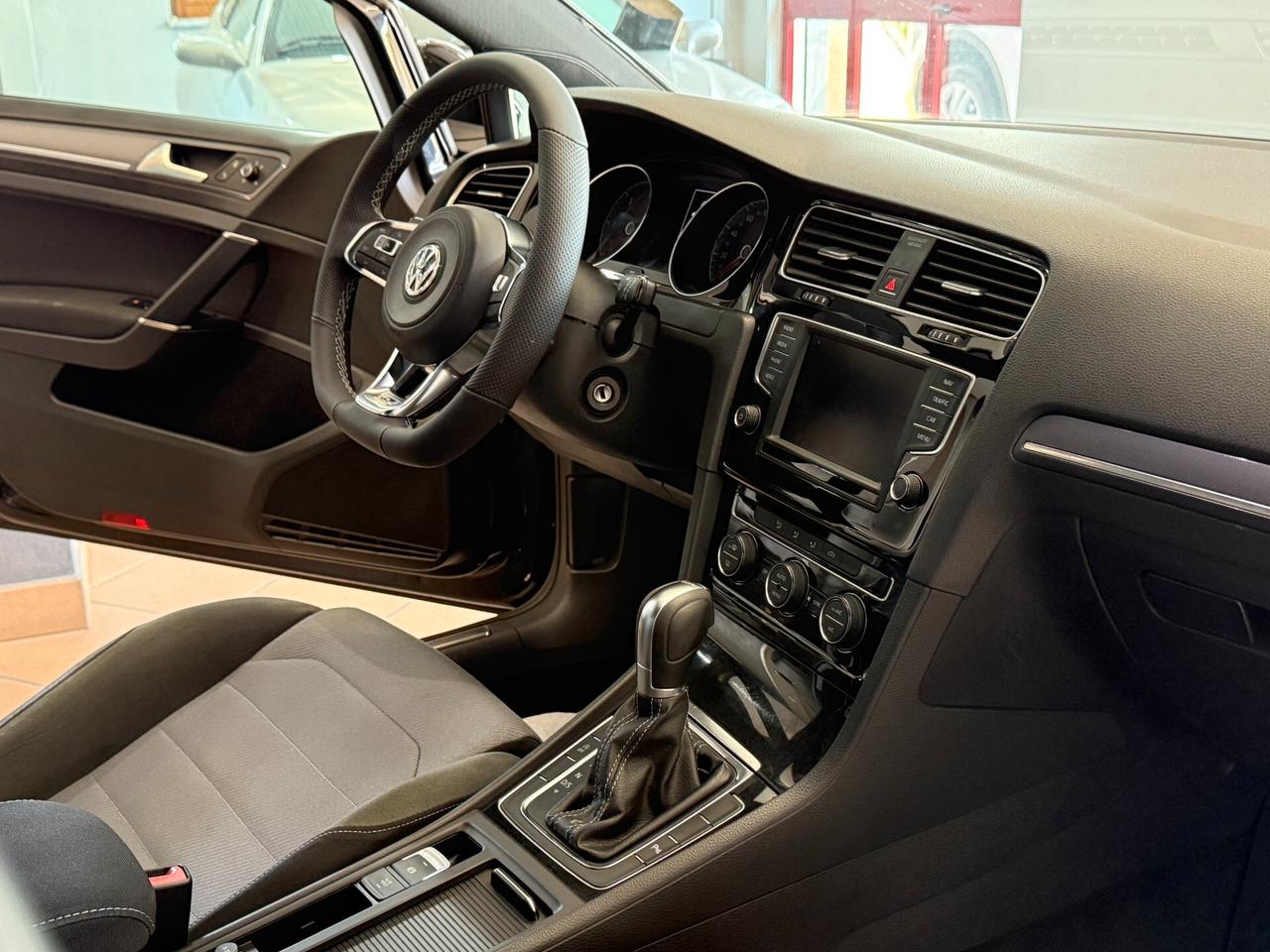 Volkswagen Golf 2.0 TDI DSG 5p. Highline BlueMotion R line.