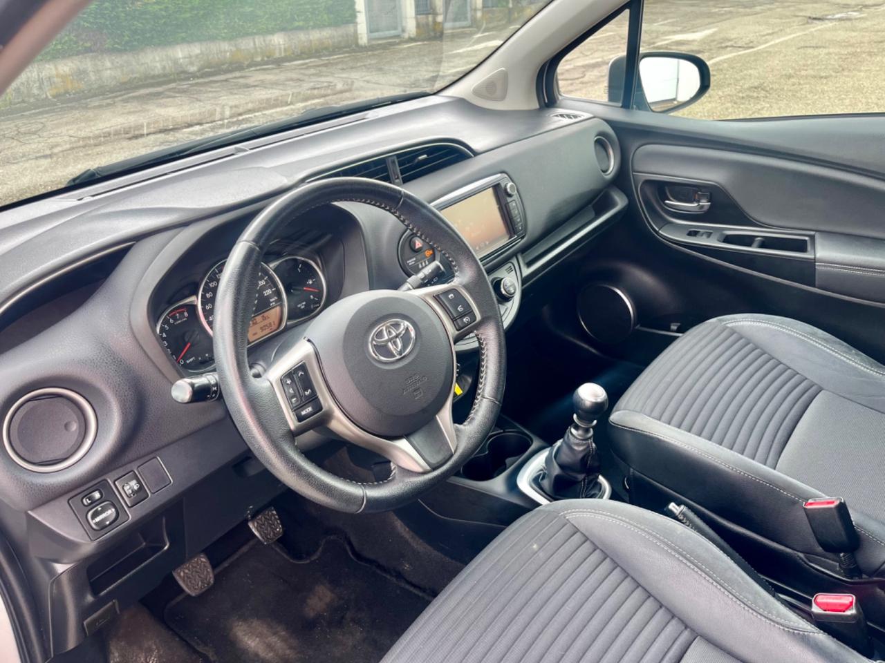 Toyota Yaris 1.3benz 2015 90.000km perfetta per neopatentati