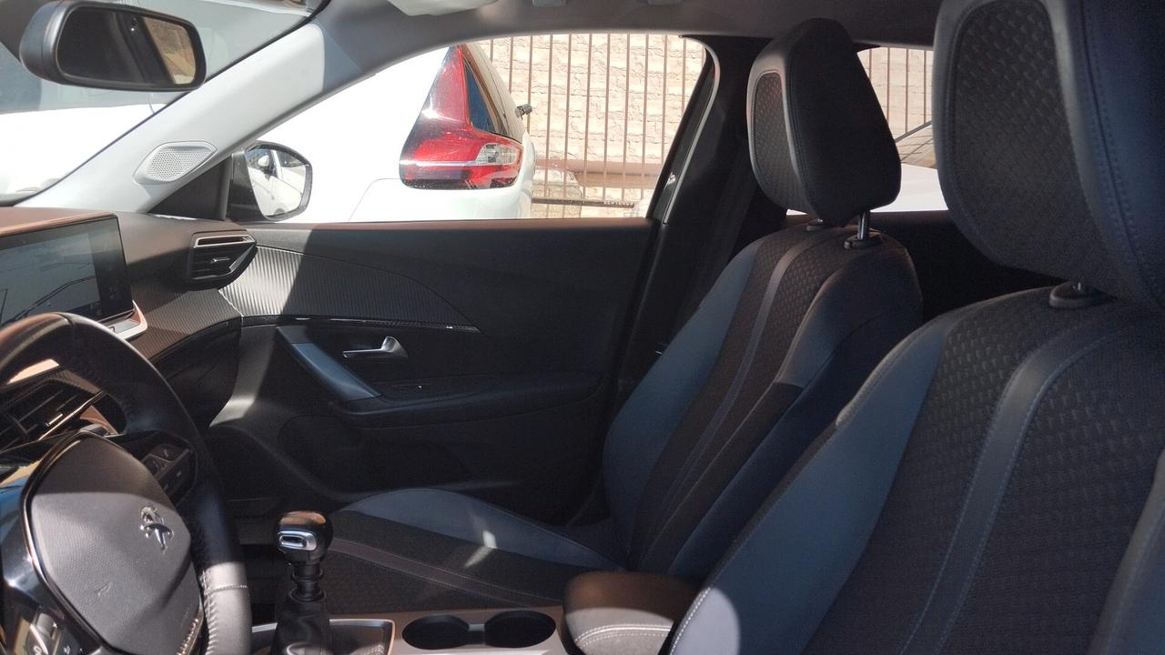 PEUGEOT 2008 1.2 BENZ-NAVI-2020