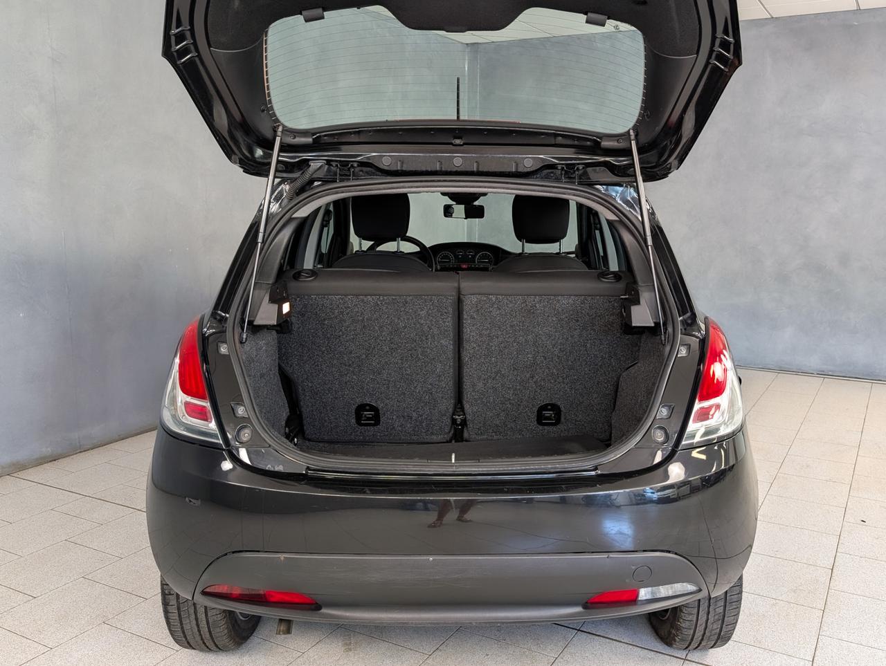 Lancia Ypsilon 1.0 Hybrid 70cv Silver