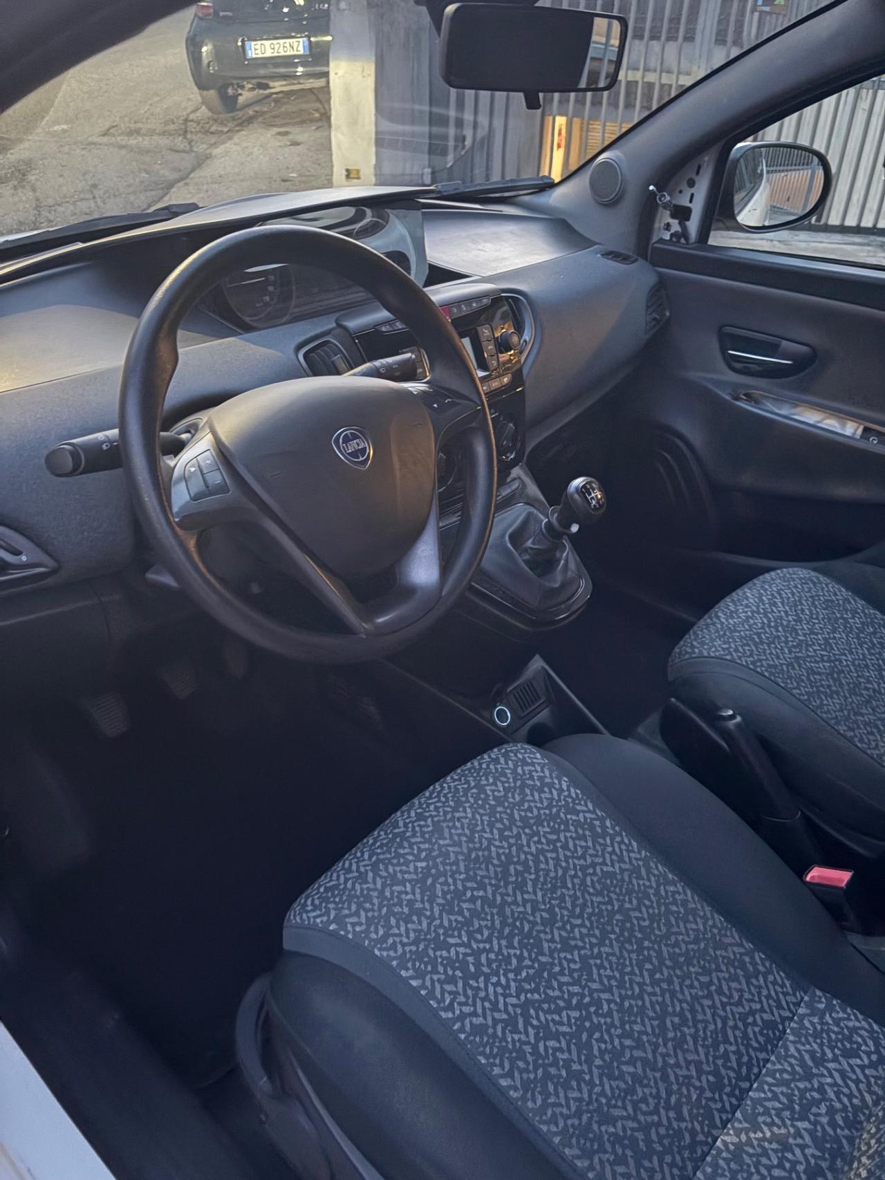 Lancia Ypsilon 1.0 FireFly 5 porte S&S Hybrid Ecochic Silver