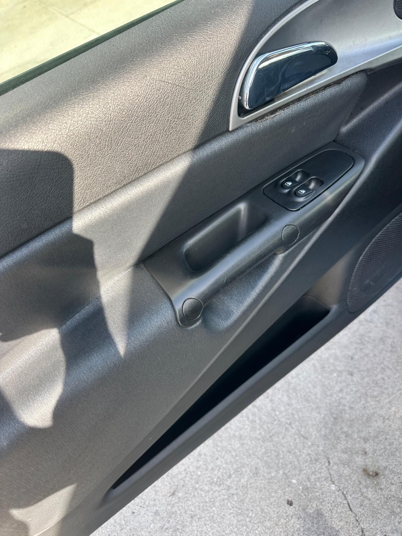 Lancia Ypsilon 1.3 MJT 75 CV 3p VERSUS