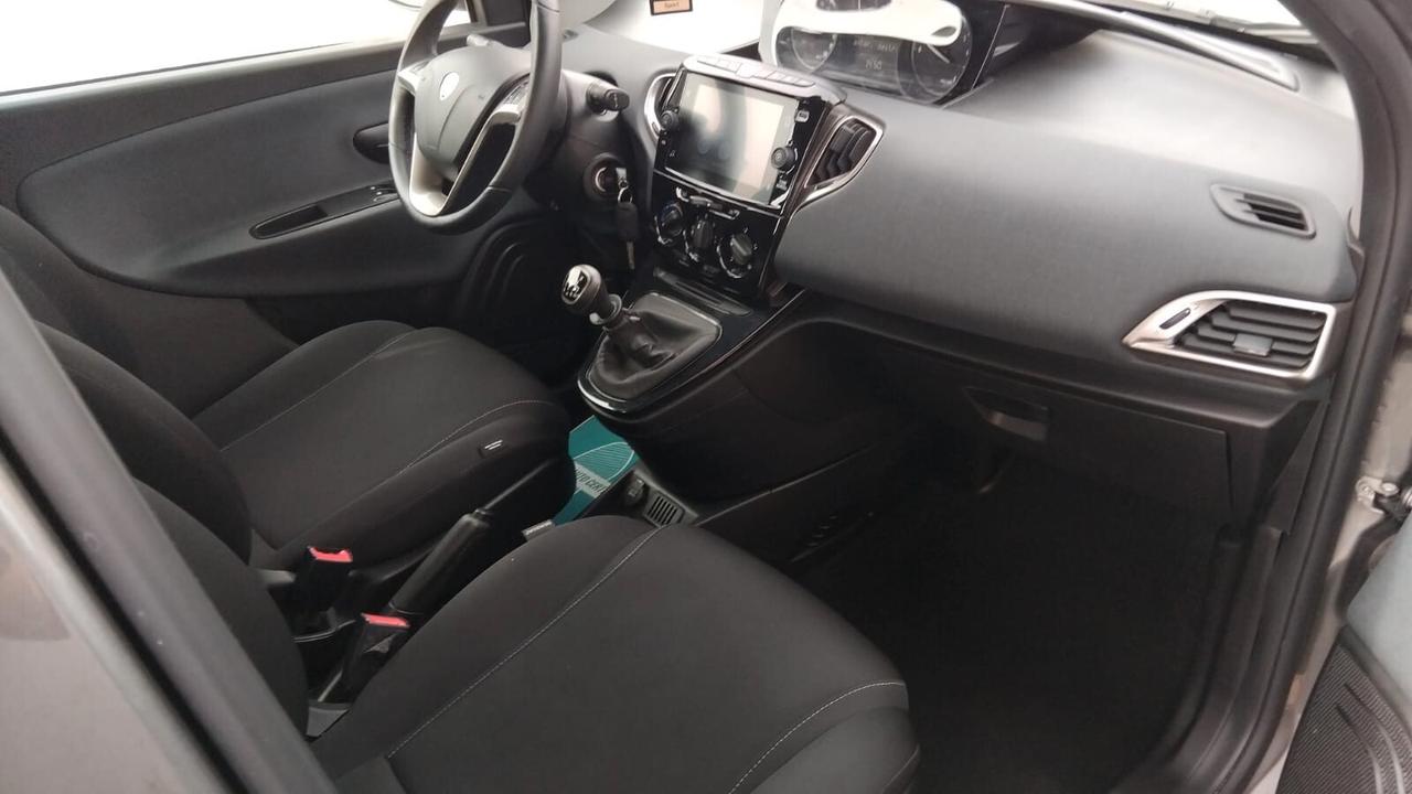 Lancia Ypsilon 1.0 FireFly 5 porte S&S Hybrid Silver