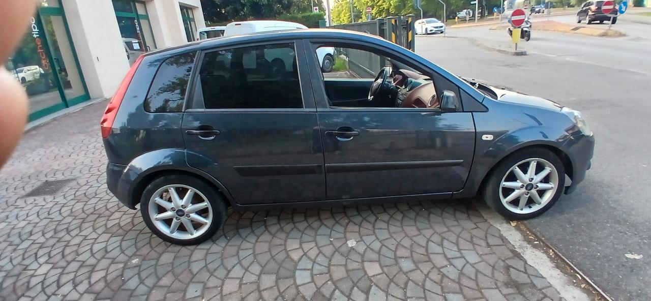 Pochi km diesel neopatentati Ford fiesta
