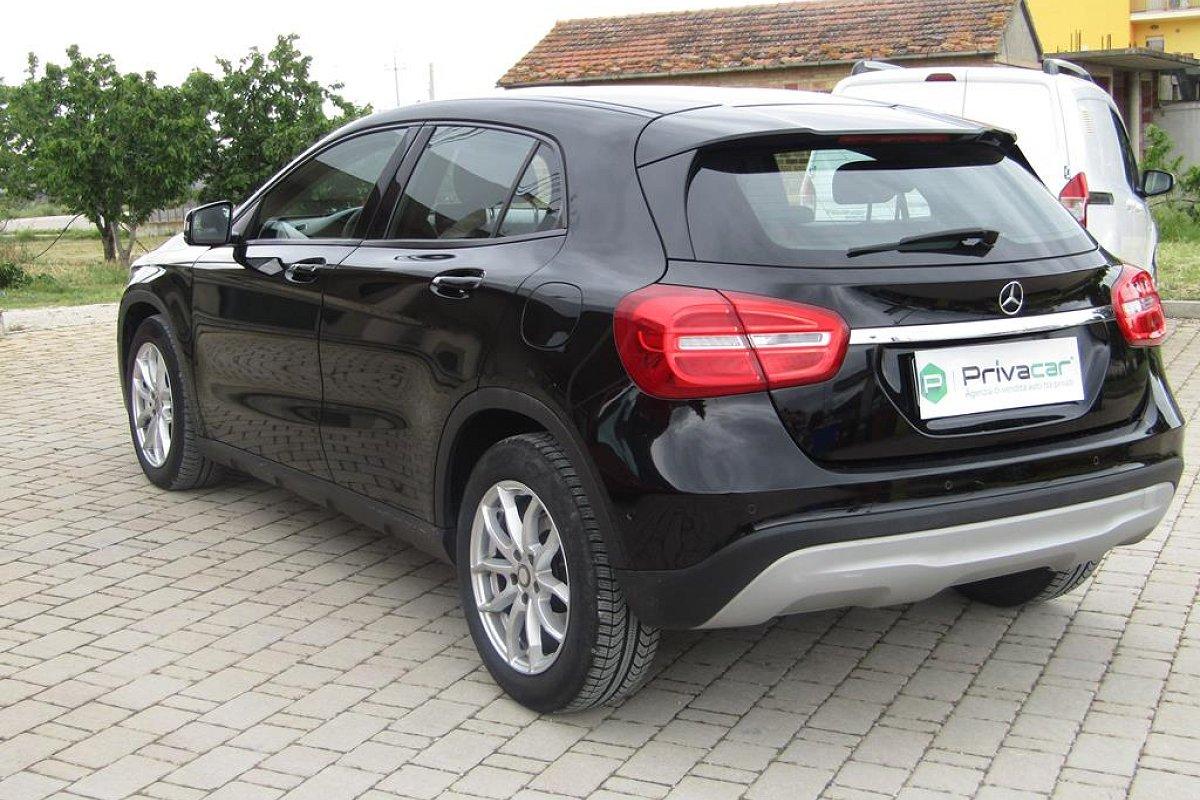 MERCEDES GLA 180 d Automatic Business