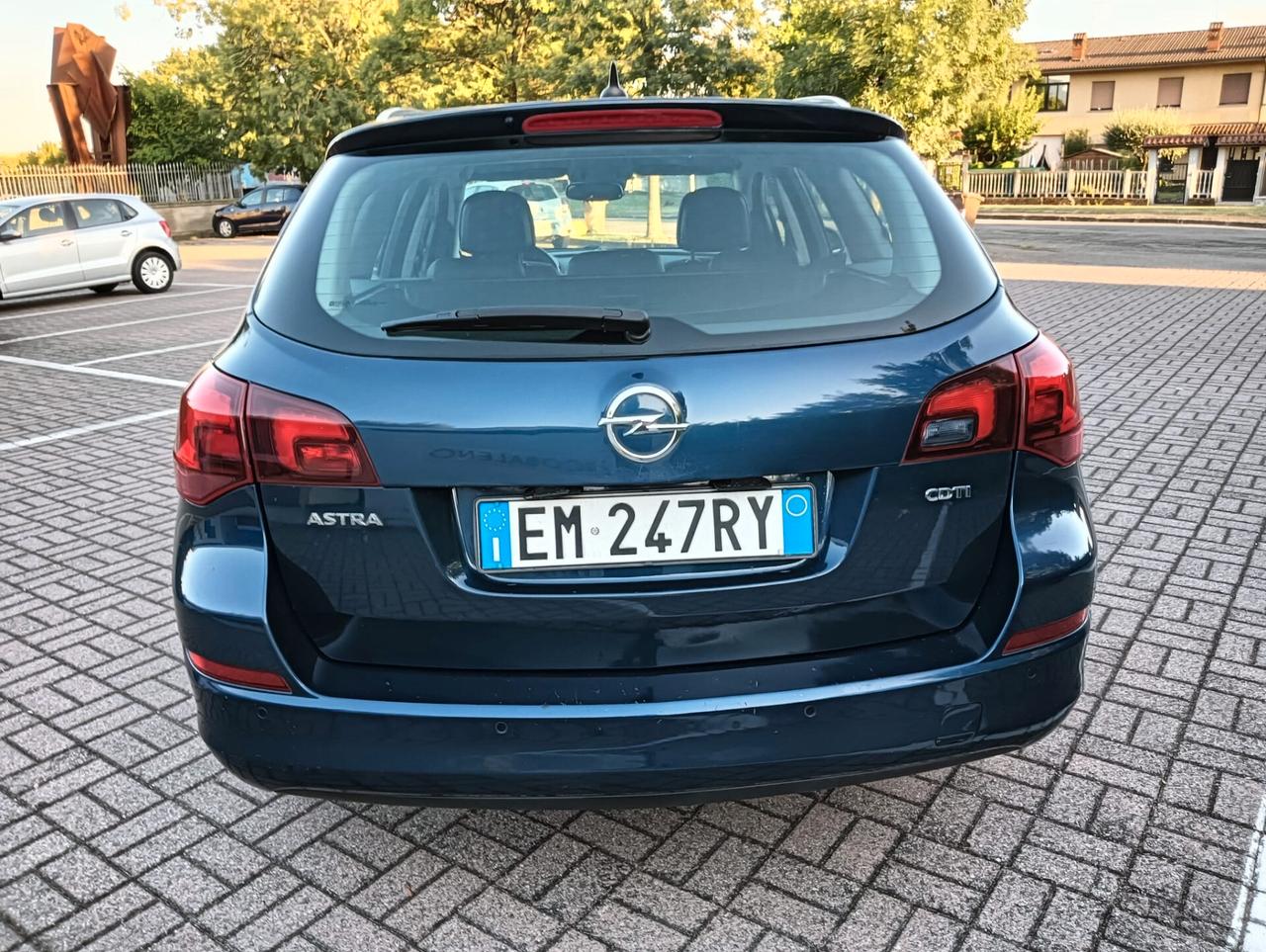 OPEL ASTRA..ANNO 2012....NEOPATENTATIIL..SENSORI DI PARCHEGGIO POSTERIORI ANTERIORE..NAVIGATORE. CRUYS CONTROL. CELL 320 147 1147 WUATSAPP. CELL 3276540940..PREZZO 530O€ TRATABILLE 0