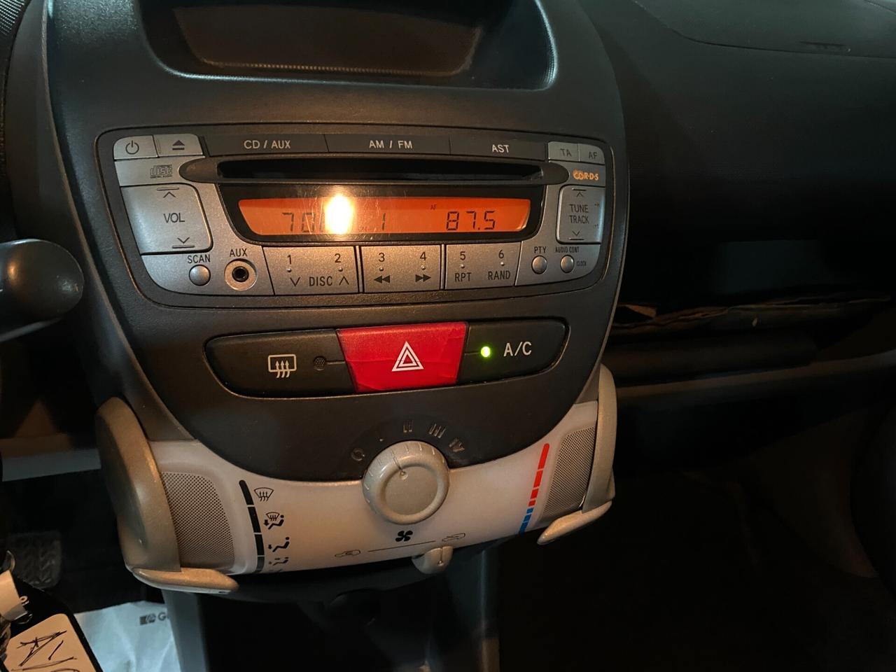 Toyota Aygo 1.4 turbodiesel 3 porte Sol--- KM CERTIFICATI--PER NEOPATENTATI