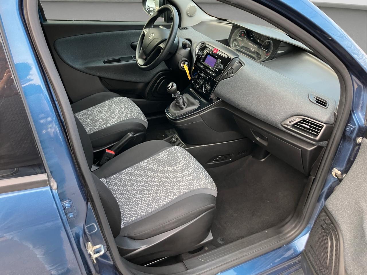 Lancia Ypsilon 1.0 FireFly 5 porte S&S Hybrid Silver