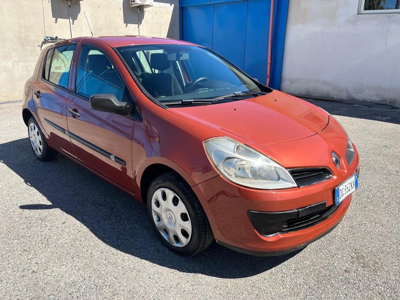 Renault clio 5P-1.2 benz - full -2007