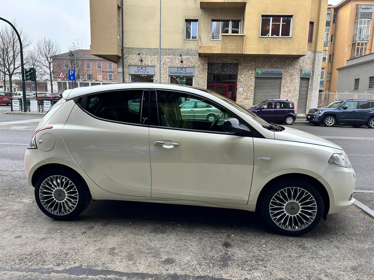 Lancia Ypsilon 1.2 *PELLE - TETTO-FARI Xenon- Tom Tom*