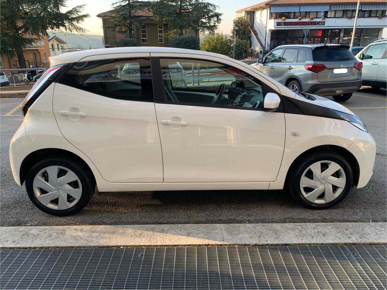 Toyota Aygo 1.0 VVT-i 69 CV 5 porte x-play MMT