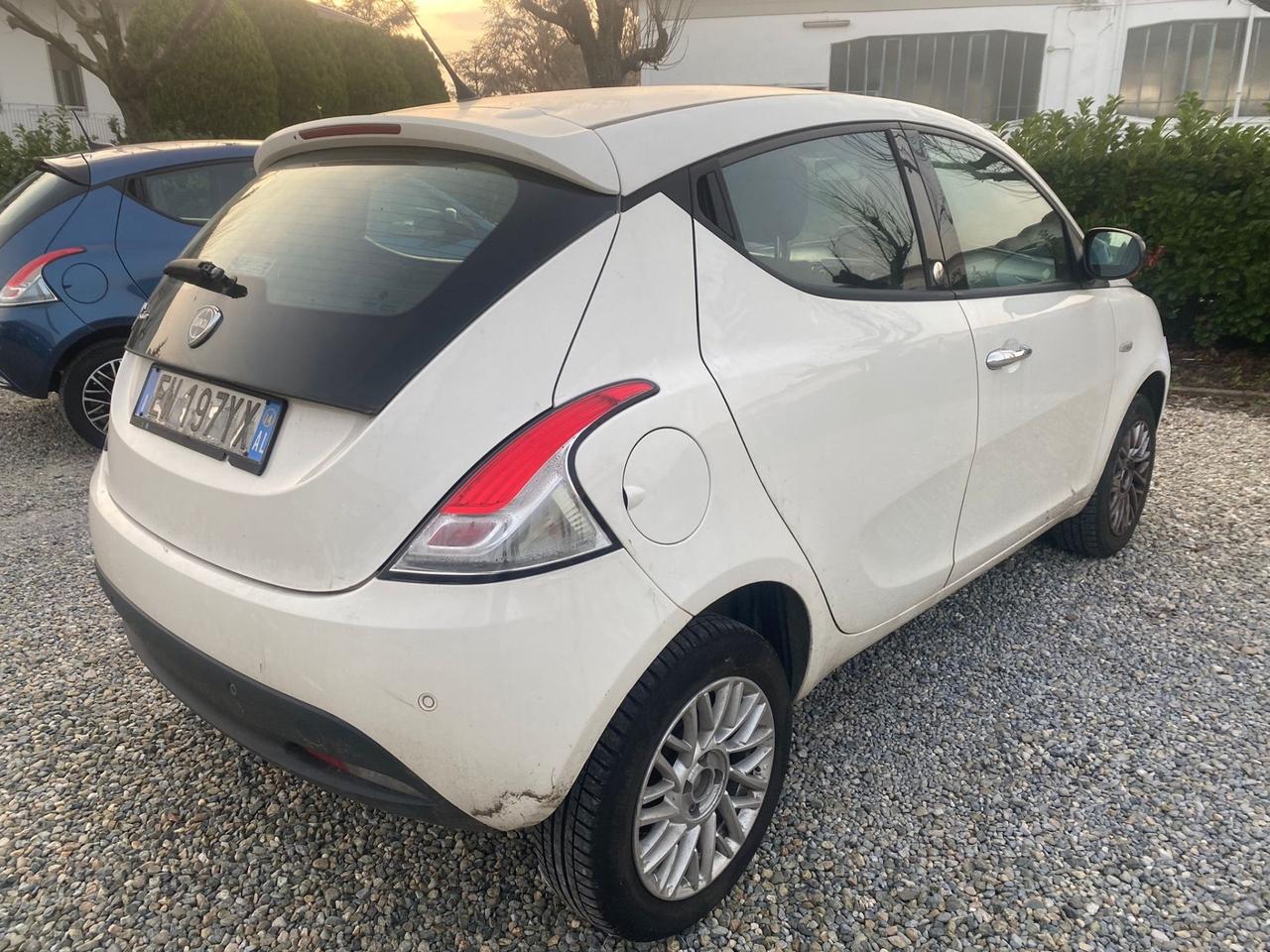 Lancia Ypsilon 0.9 TwinAir 85 CV 5 porte Metano Ecochic Silver