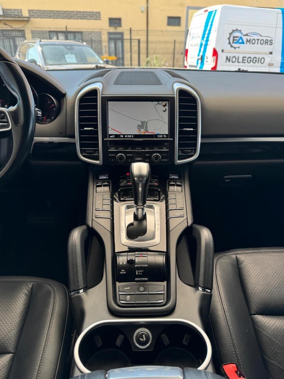 Porsche Cayenne 3.0 Diesel v6 - full optional!!!