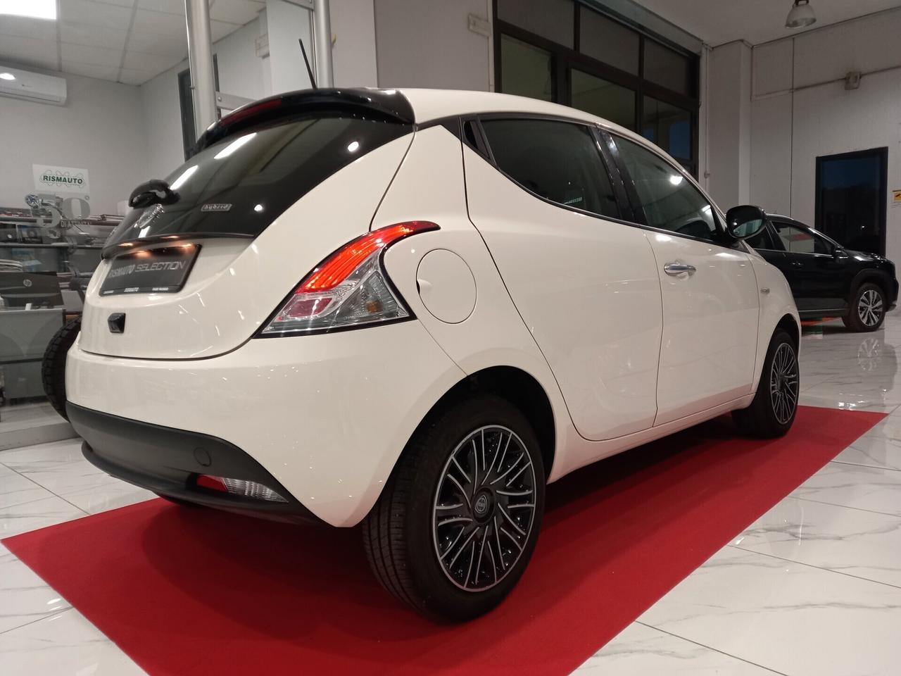 Lancia Ypsilon 1.0 HYBRID 12.000 km