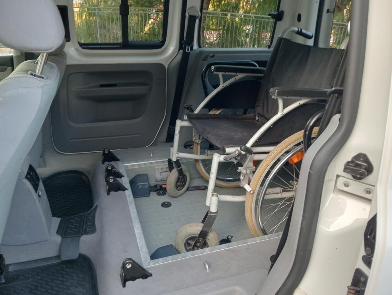 Volkswagen Caddy Pianale ribassato con rampa disabili in carrozzina