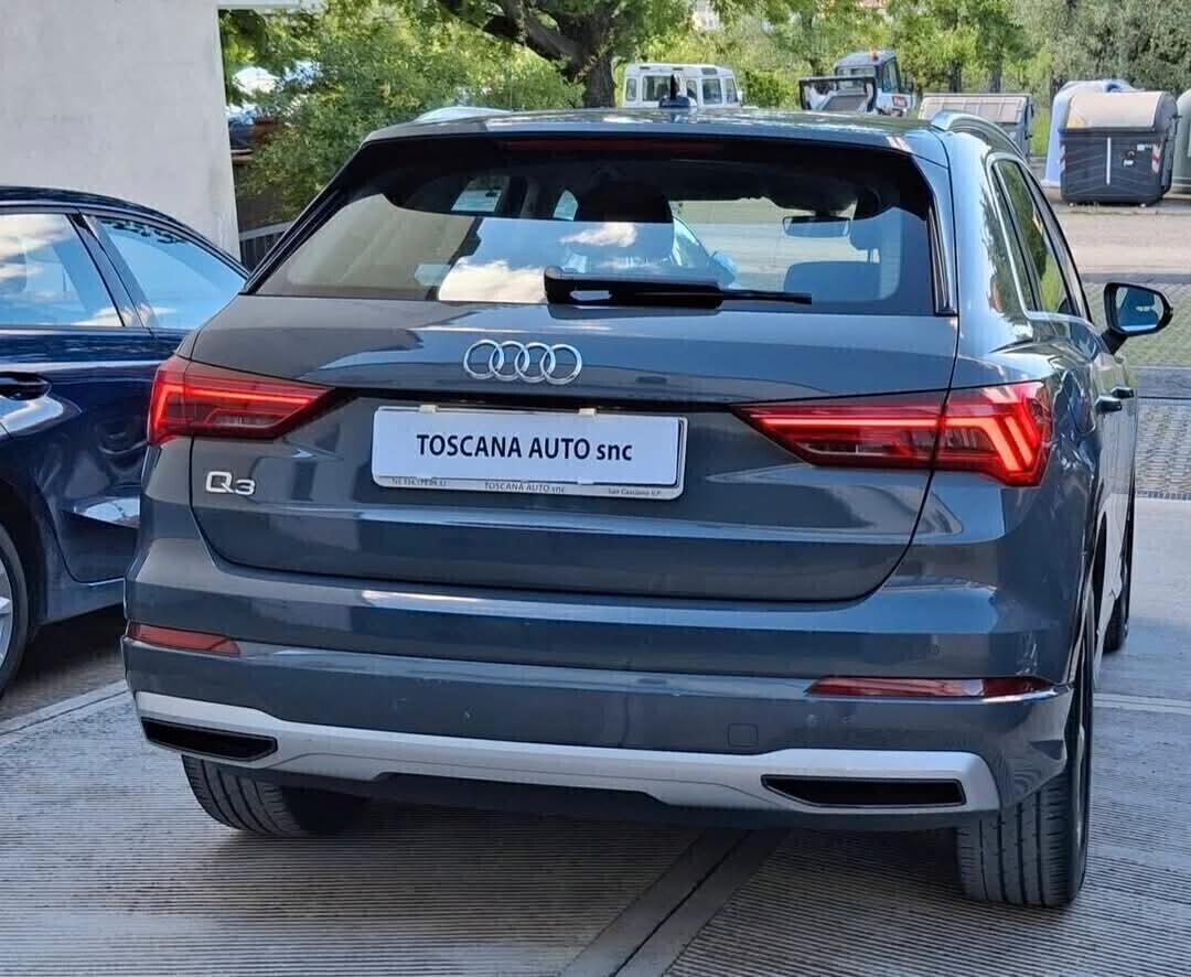 Audi Q3 150cv S tronic fari full led