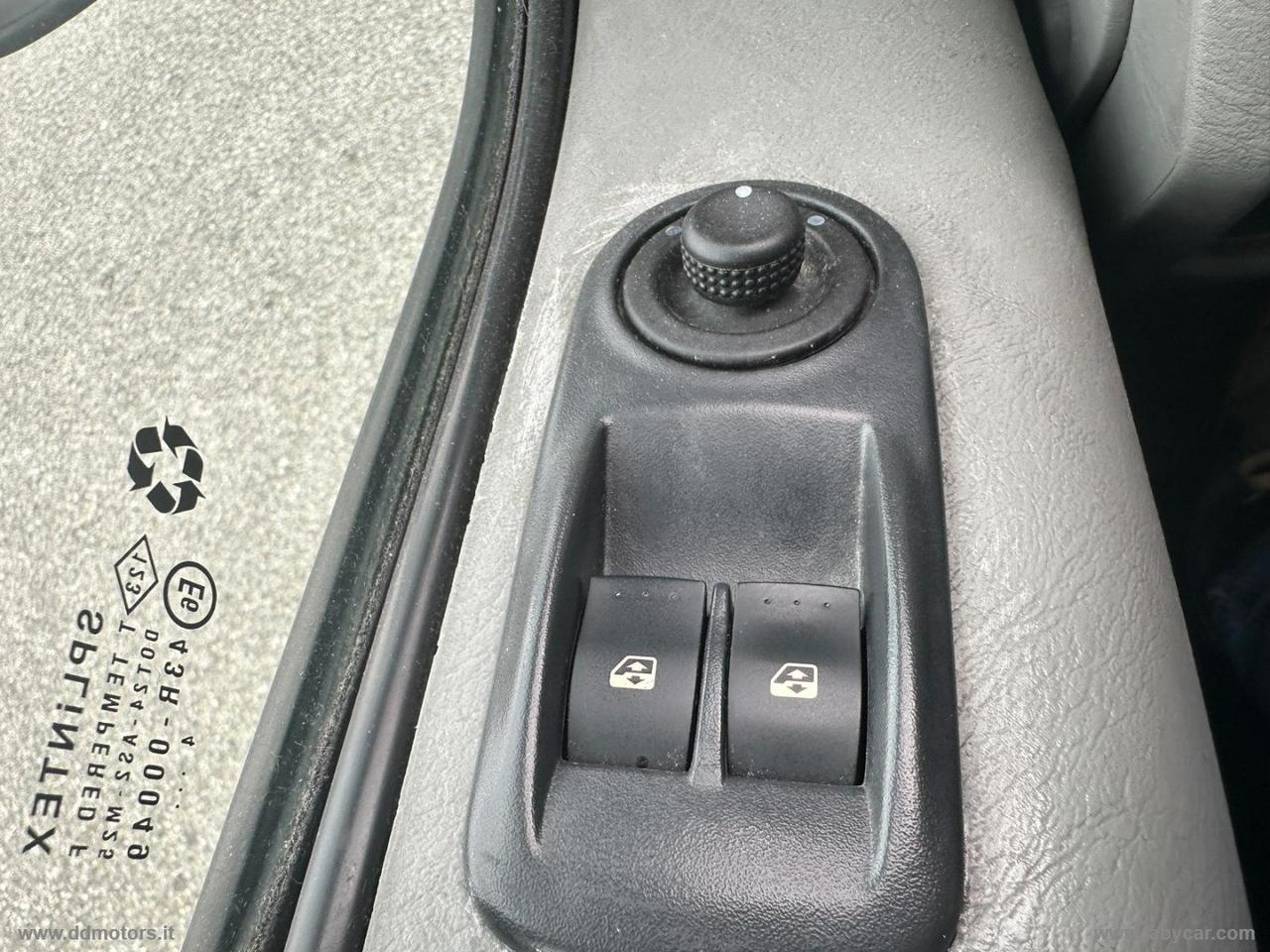 Trafic T27 1.9dCi/100PC-TN Combi Confort