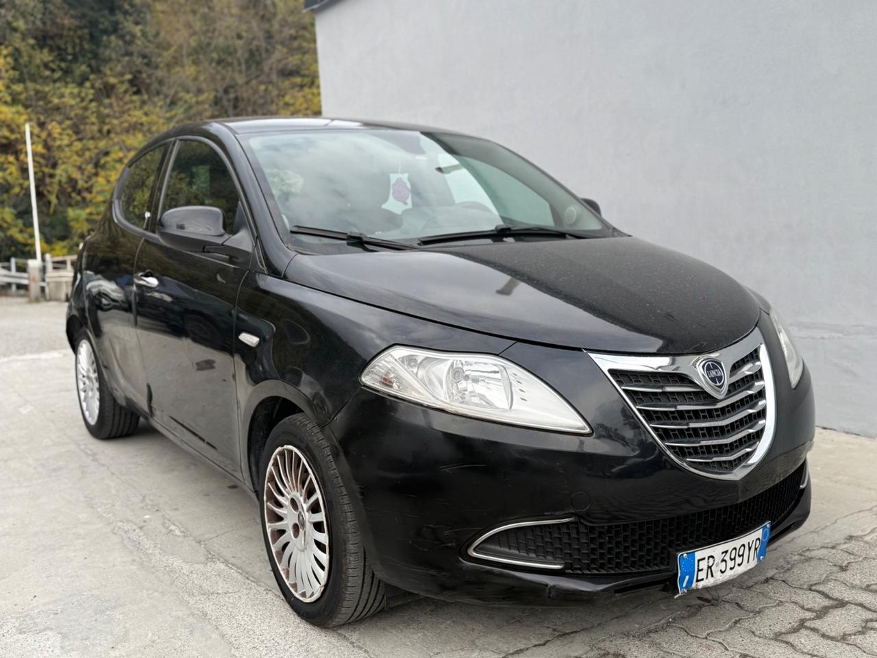 Lancia Ypsilon 1.3 MJT 5 porte ideale per neo