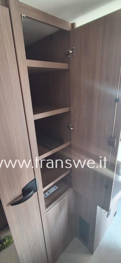 Carado A364 Camper mansarato con letto matrimoniale e maxi garage