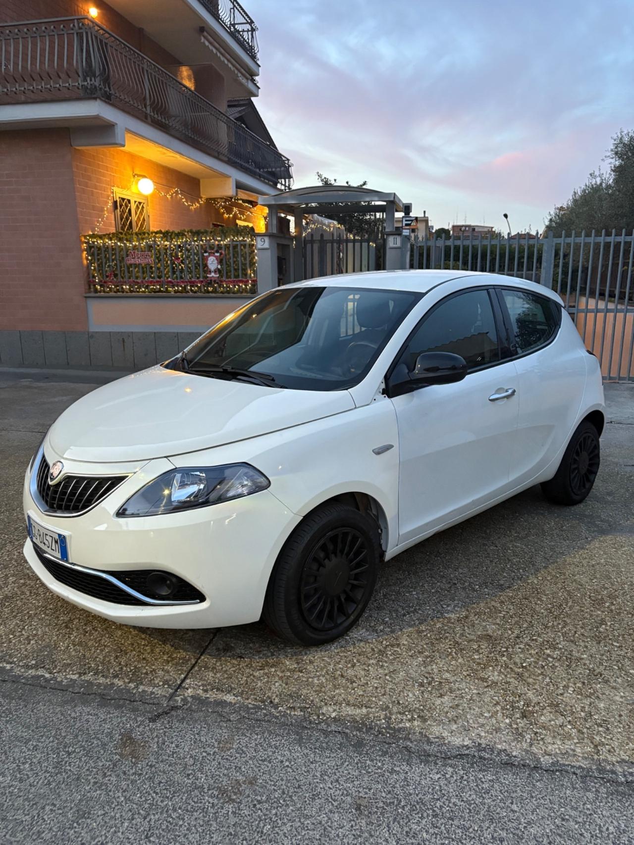 Lancia Ypsilon 1.0 FireFly 5 porte S&S Hybrid Ecochic Silver