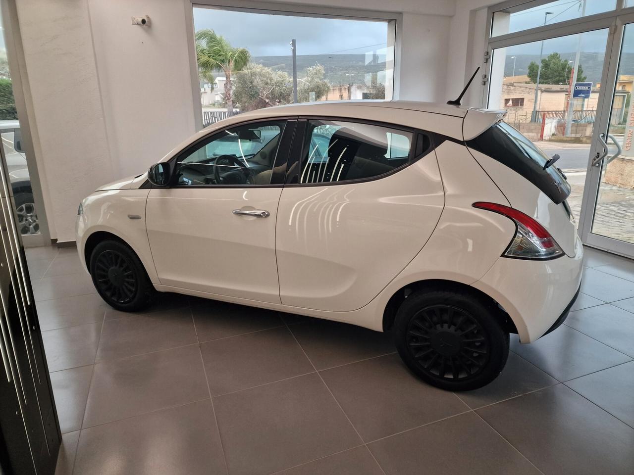 Lancia Ypsilon 1.0 FireFly 5 porte S&S Hybrid Ecochic A. Ferretti