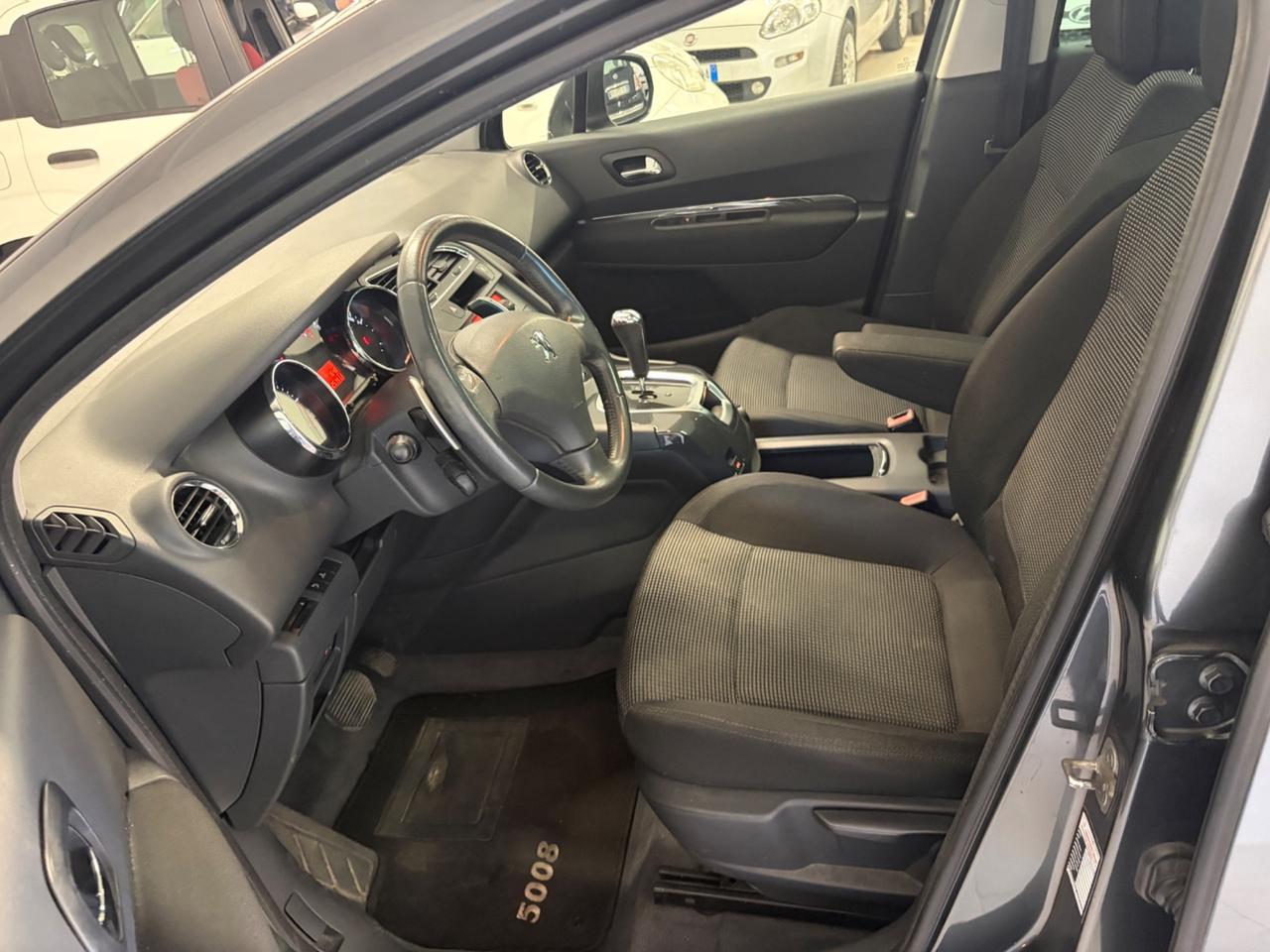 Peugeot 5008 1.6 HDi 112CV cambio robotizzato Tetto panoramico