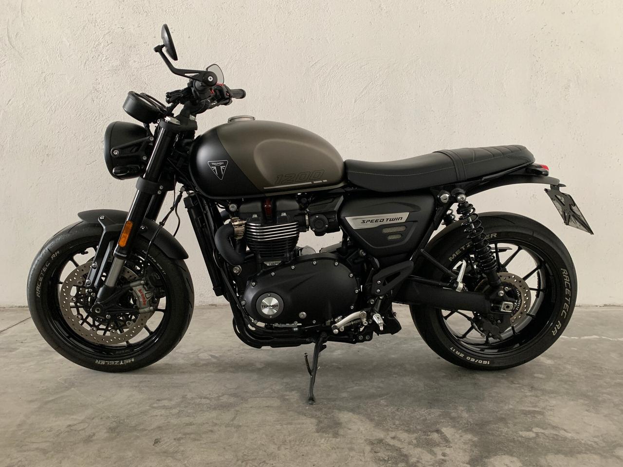 Triumph Speed Twin 1200 Matt Irostone Black Edition