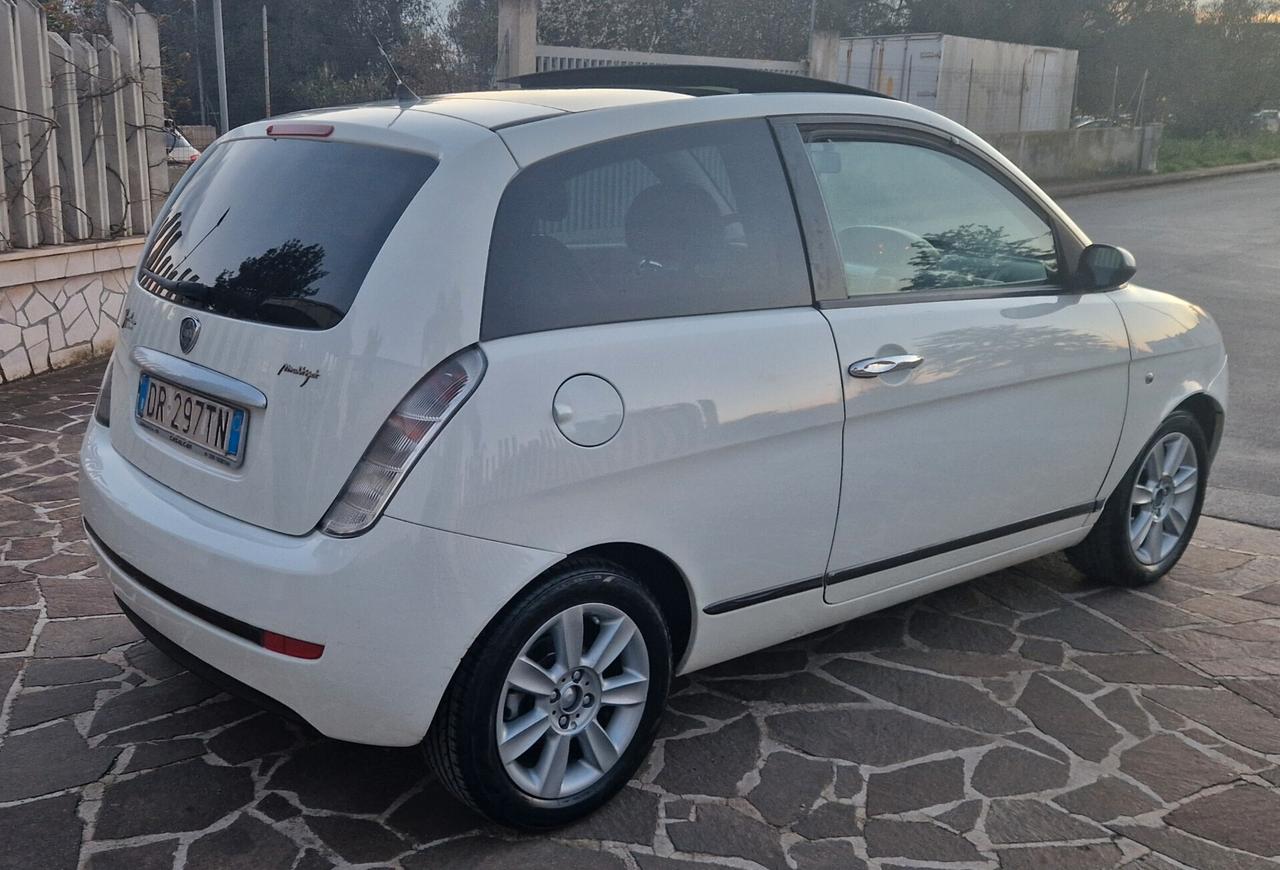 Lancia Ypsilon 1.3 MJT 75 CV Sport MomoDesign