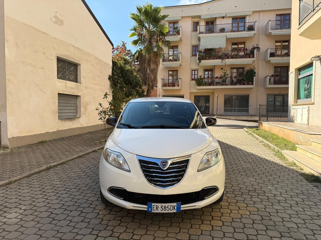 Lancia Ypsilon 0.9 TwinAir 85 CV 5 porte Metano Ecochic Silver