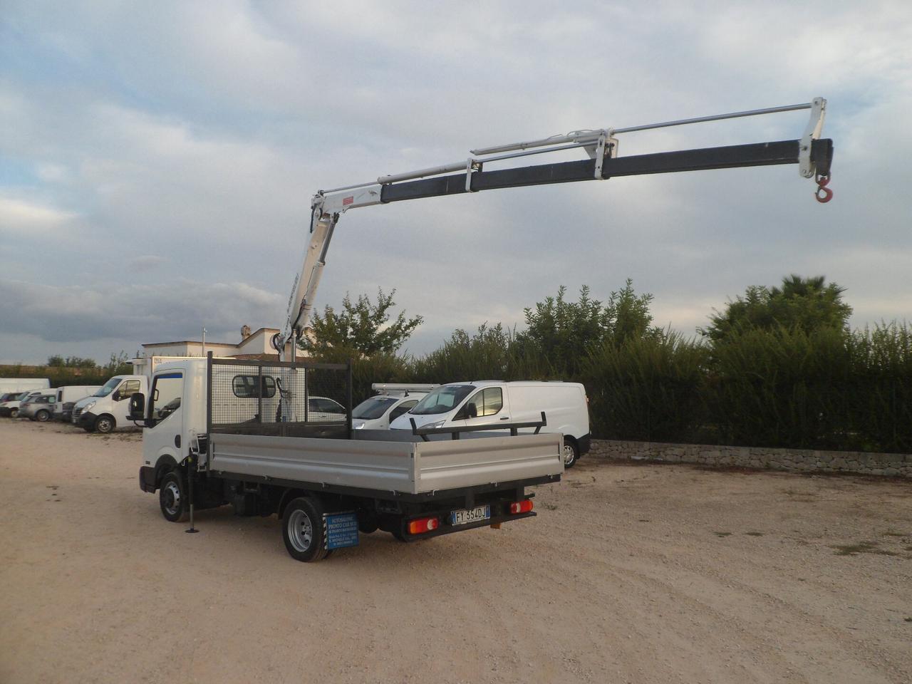 Nissan cabstar cassone con gru