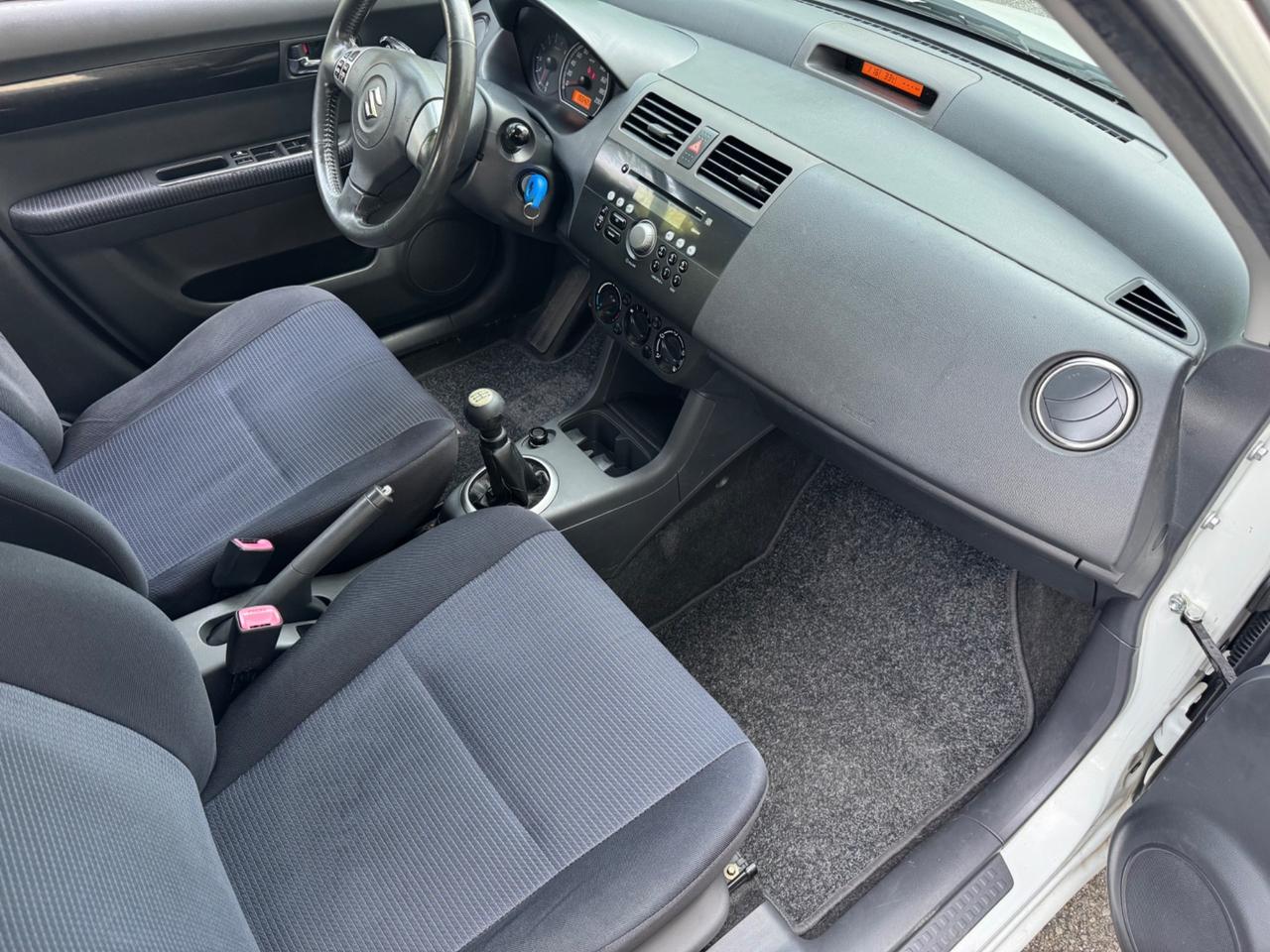 Suzuki Swift bianco perla idonea ai neopatentati