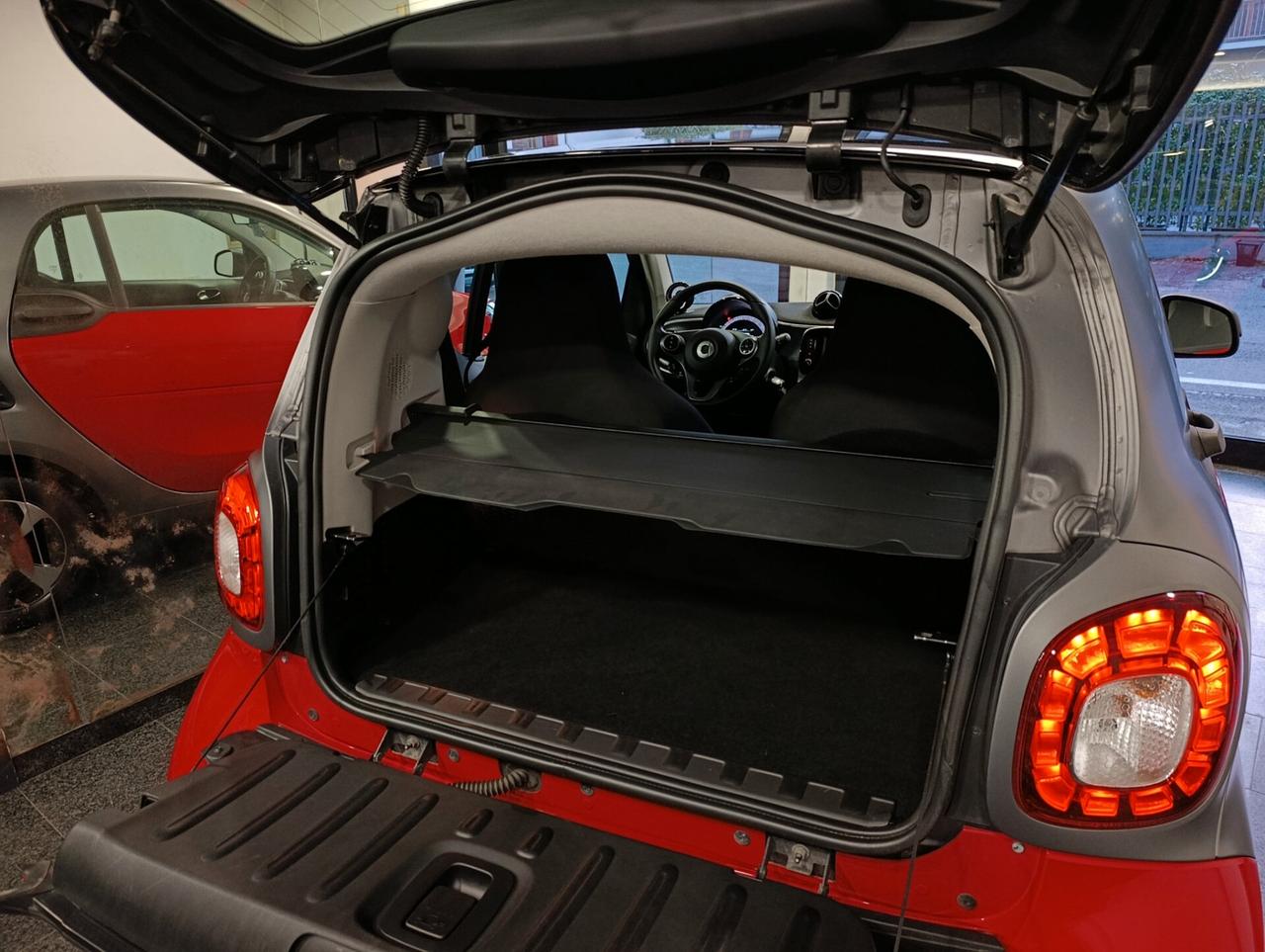 Smart ForTwo 70 1.0 twinamic Passion Grey opaco e Rosso