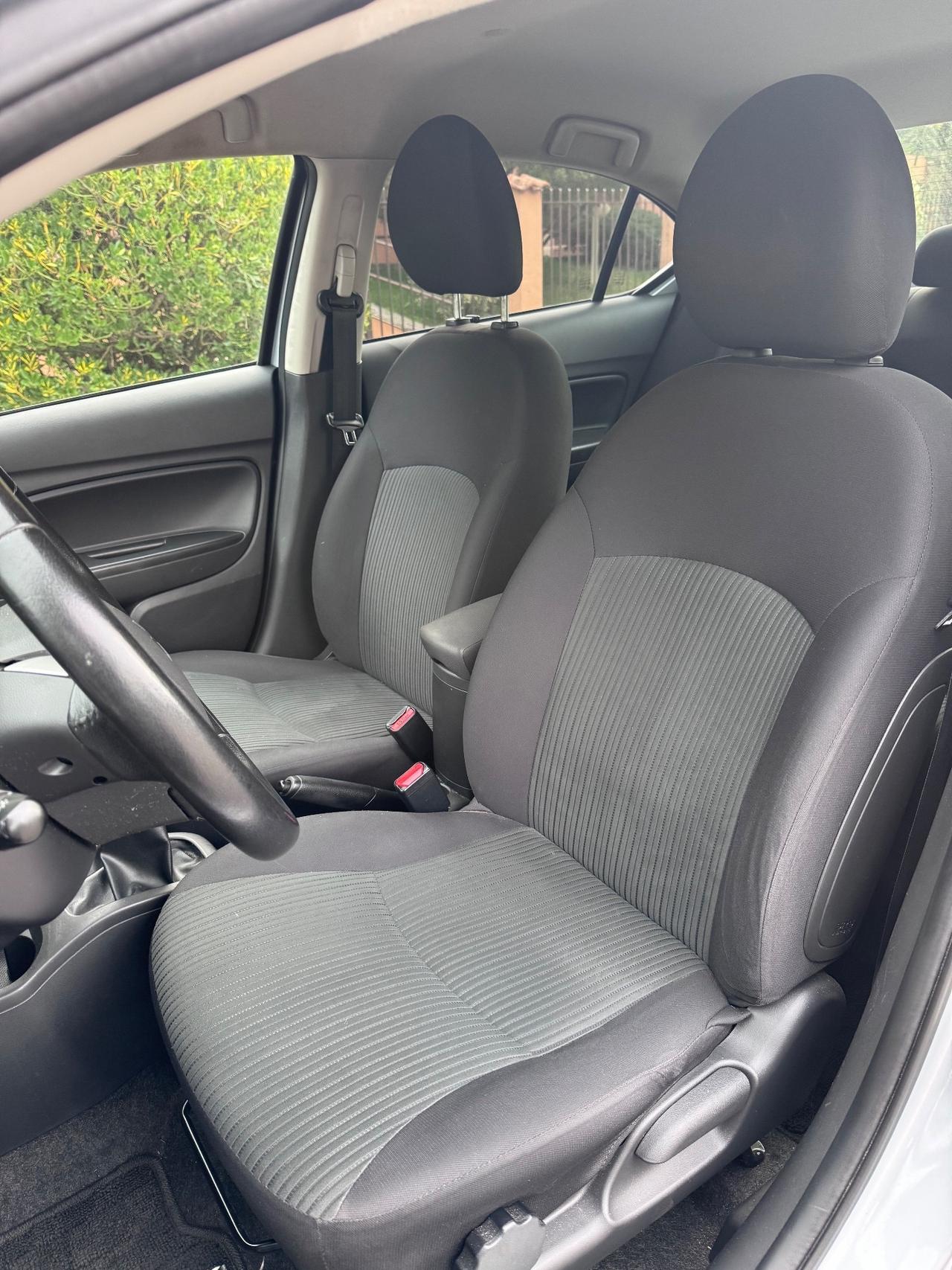 Mitsubishi Attrage Versione Unica