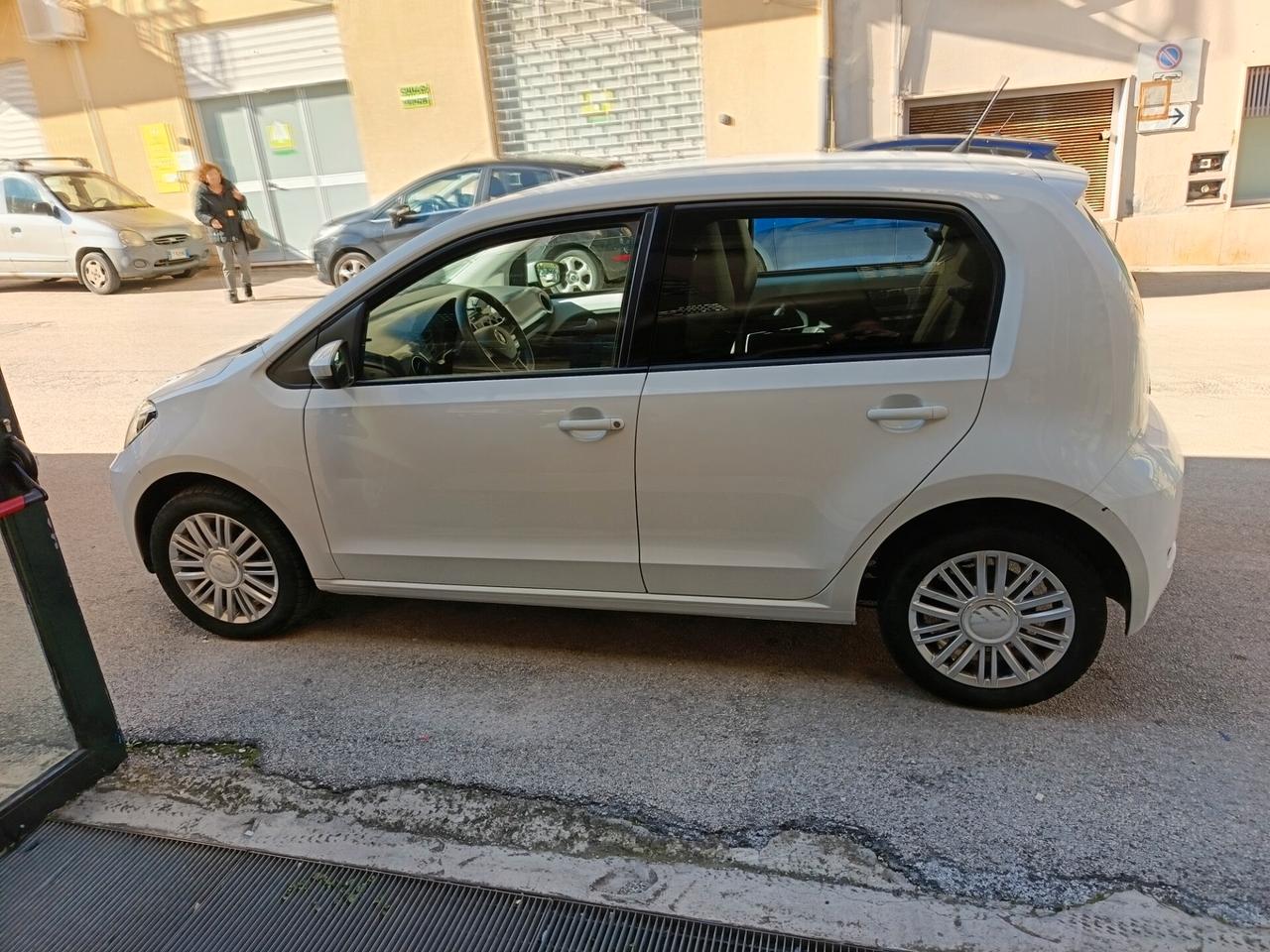 Volkswagen UP! 1.0 5p. move km 42000- ok neopatentati