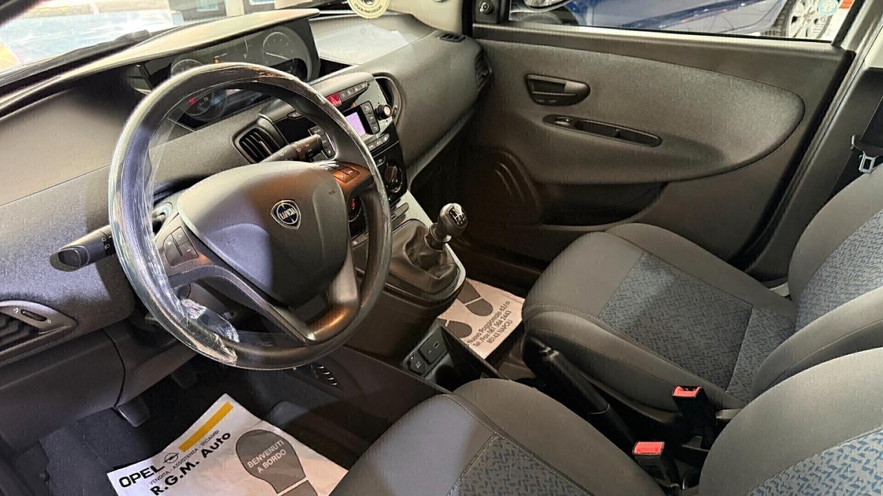 Lancia Ypsilon 1.0 FireFly 5 porte S&S Hybrid Silver