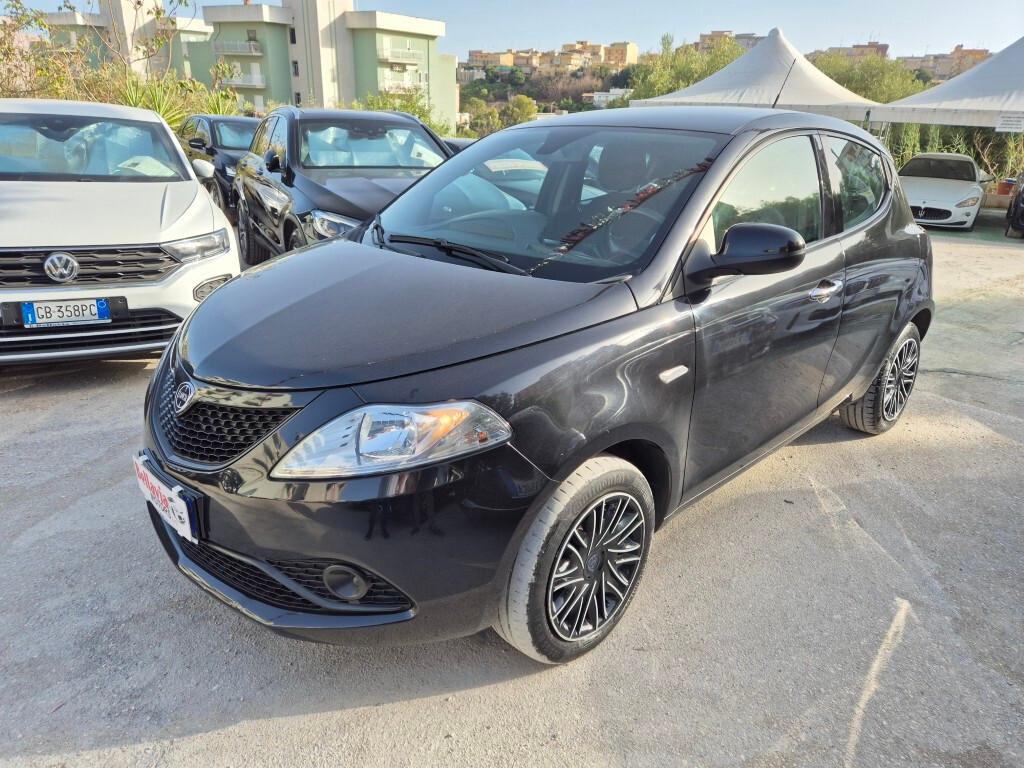 Lancia Ypsilon 1.2 69 CV 5-POSTI Gold