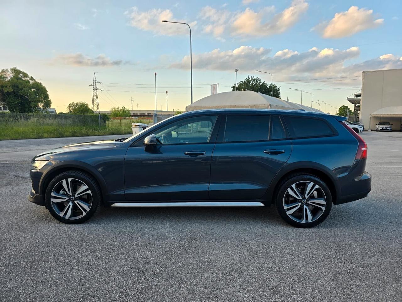 Volvo V60 Cross Country 2.0 b4 Business Pro Line awd auto