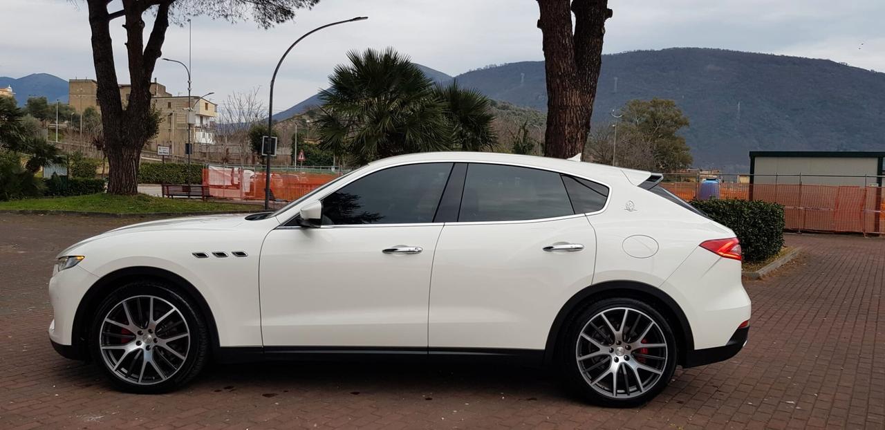 Maserati Levante V6 Diesel 275 Granlusso,pelle rossa,cerchi 21,navi,fari led bixeno,retrocamera,vetri scuri